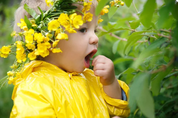 Small Child Yellow Raincoat Wreath Buttercups Eats Berries Bush — Stock Photo, Image
