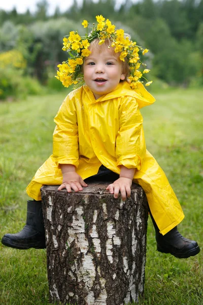 Petit Enfant Portant Imperméable Jaune Une Couronne Boutons Est Assis — Photo