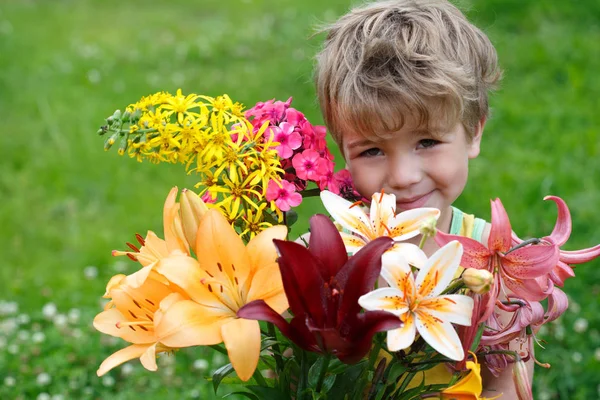 Mooie Kind Met Een Enorm Boeket Van Tuin Bloemen — Stockfoto