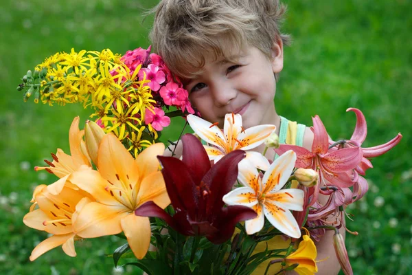 Mooie Kind Met Een Enorm Boeket Van Tuin Bloemen — Stockfoto