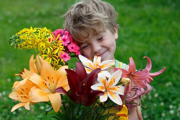 Όμορφο Παιδί Ένα Τεράστιο Μπουκέτο Από Λουλούδια Στον Κήπο — Φωτογραφία Αρχείου