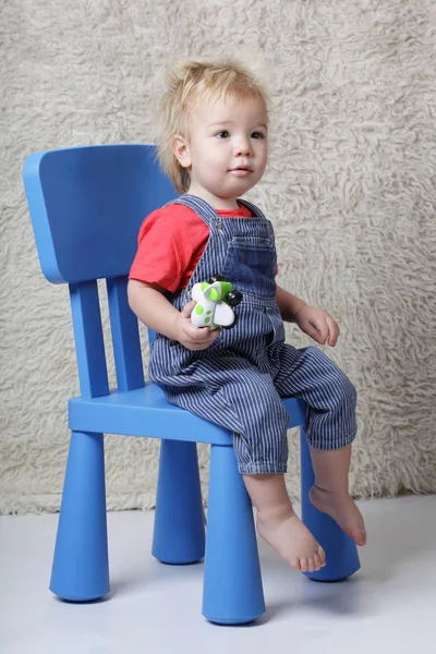 Divertido Chico Con Juguete Las Manos Sentado Una Silla — Foto de Stock