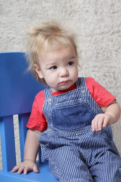 Divertido Niño Baja Silla — Foto de Stock