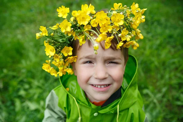 Portret Van Een Gelukkig Lachend Kind Een Krans Van Boterbloemen — Stockfoto