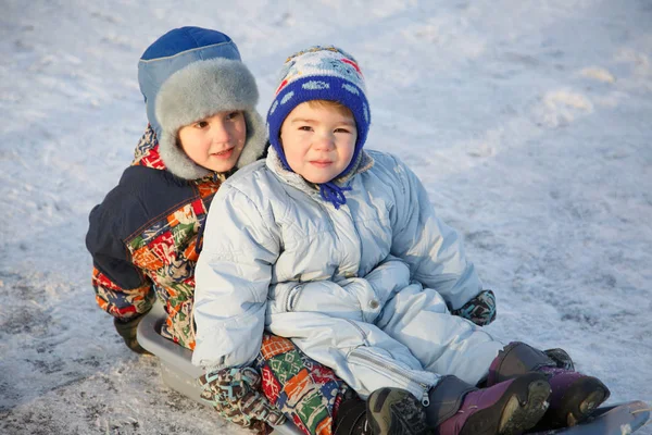 Duas Crianças Sentam Trenó Dia Inverno — Fotografia de Stock