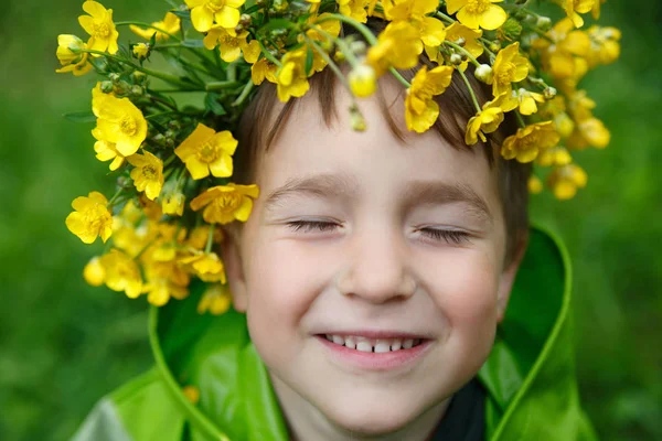 Portret Van Een Gelukkig Kind Een Krans Van Boterbloemen Met — Stockfoto