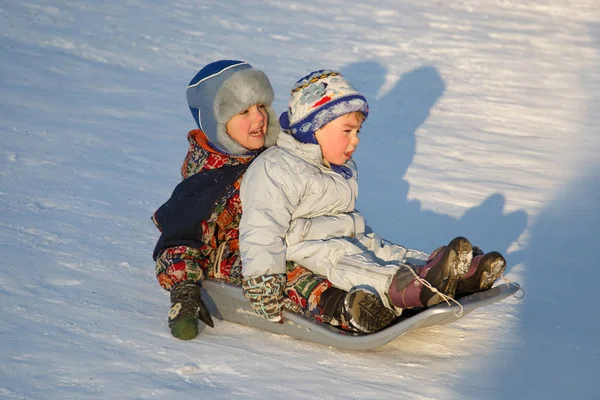 两个快乐的孩子在冬天的时候在山上滑雪 — 图库照片