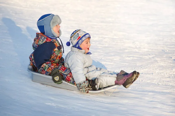 Duas Crianças Alegres Escorregando Pelas Colinas Dia Inverno — Fotografia de Stock