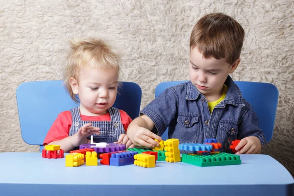 Two Brothers Building Blocks Sitting Table — Stock Photo, Image