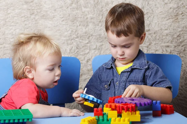 Two Brothers Building Blocks Sitting Table — Stock Photo, Image