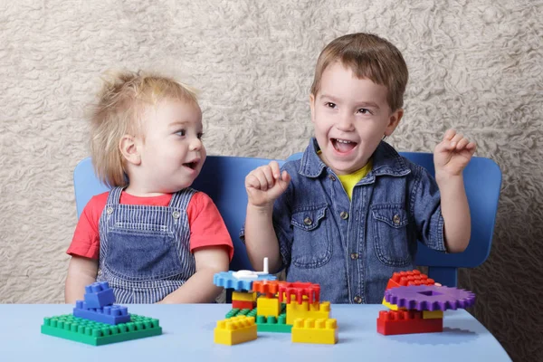 Two Cute Boy Happily Playing Lego Table — Stock Photo, Image