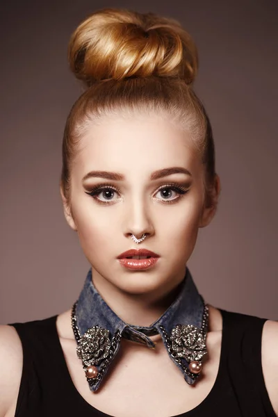 Módní Portrét Krása Krásná Mladá Blondýnka Světlý Make Propíchnout Nos — Stock fotografie