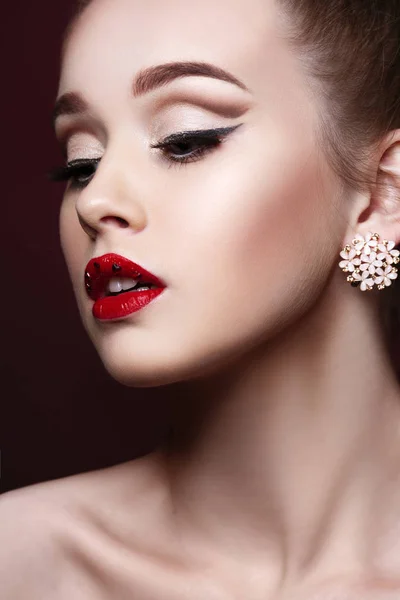 Güzellik Moda Portre Parlak Makyaj Ile Güzel Bir Kız Kırmızı — Stok fotoğraf