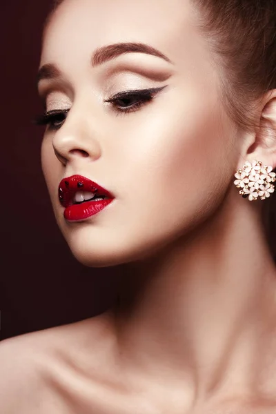 Güzellik Moda Portre Parlak Makyaj Ile Güzel Bir Kız Kırmızı — Stok fotoğraf