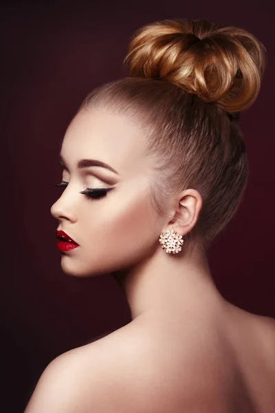 Güzellik Moda Portre Parlak Makyaj Profilde Dudaklarında Kırmızı Ruj Ile — Stok fotoğraf