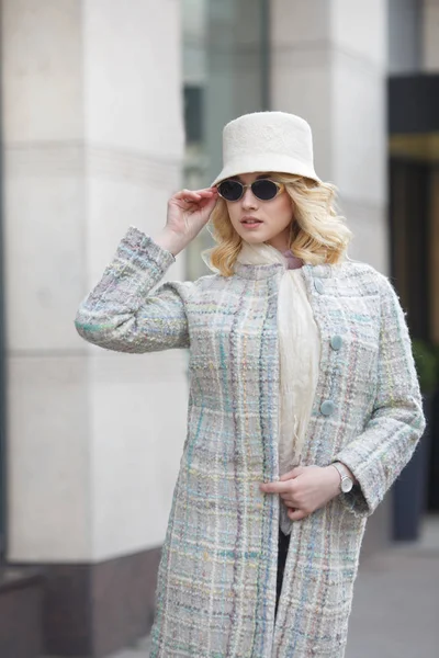 Beautiful Stylish Blond Woman Coat Hat Sunglasses City Street — Stock Photo, Image