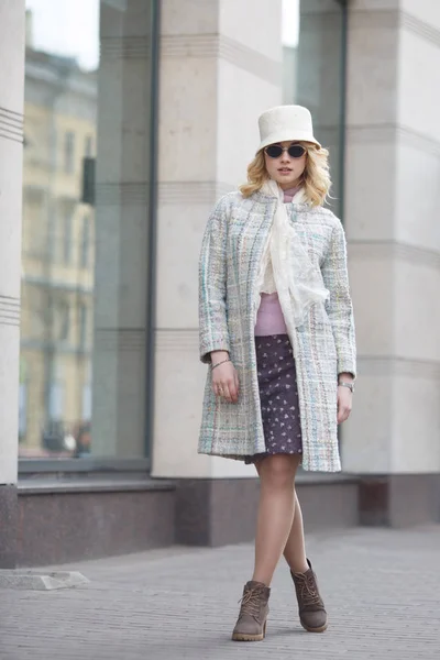 Eine Schöne Stylische Blonde Frau Mantel Und Hut Und Sonnenbrille — Stockfoto