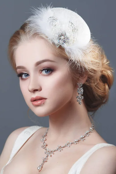 美丽的肖像 一个可爱的金发新娘老式帽子与羽毛孤立的灰色背景 — 图库照片
