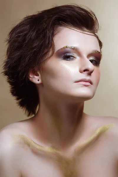 Retrato Belleza Moda Mujer Con Maquillaje Brillante Sobre Fondo Beige — Foto de Stock