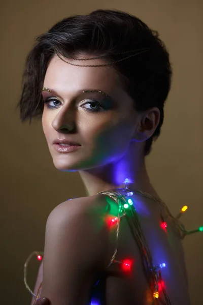 Mujer Con Maquillaje Brillante Con Guirnalda Luces Colores — Foto de Stock