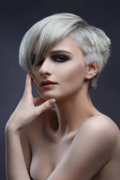 Retrato Beleza Mulher Loira Com Corte Cabelo Curto Elegante — Fotografia de Stock