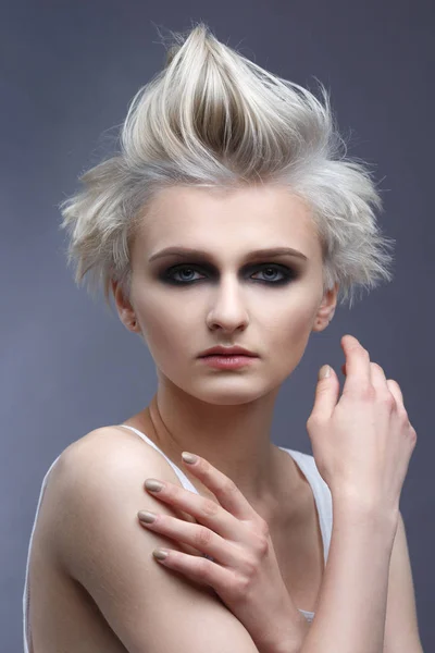 Retrato Mujer Rubia Con Corte Pelo Corto Con Estilo Sobre — Foto de Stock