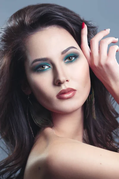 Fashion Beauty Portrait Young Brunette Woman Makeup Peacock Colors Gray — Stock Photo, Image