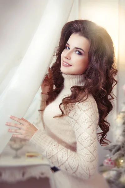 Retrato Mujer Jersey Punto Colores Pastel Interior Navidad —  Fotos de Stock