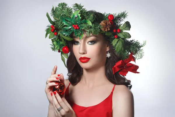 Retrato Beleza Mulher Com Maquiagem Brilhante Noite Grinalda Árvore Natal — Fotografia de Stock