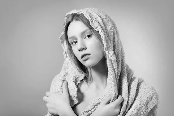 Чорно Біле Фото Натуральної Дівчини Сірому Шарфі — стокове фото