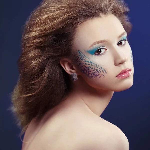 Модний Портрет Краси Дівчини Креативним Макіяжем Візерунками Синьому Фоні — стокове фото