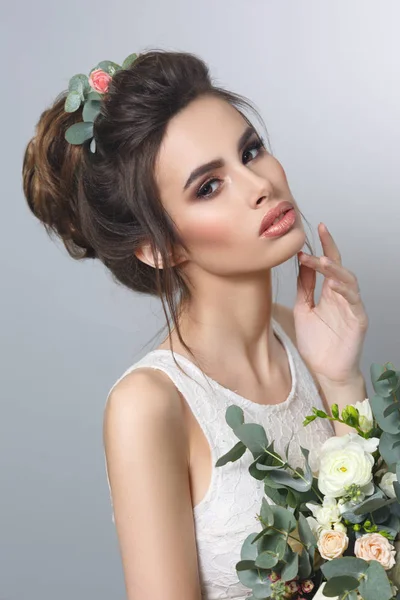 灰色の背景に手で花束でセクシーな花嫁の春の美しさの肖像画 — ストック写真