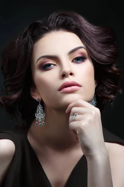 Retrato Mujer Maravillosa Con Maquillaje Pendientes Grandes Sobre Fondo Negro — Foto de Stock