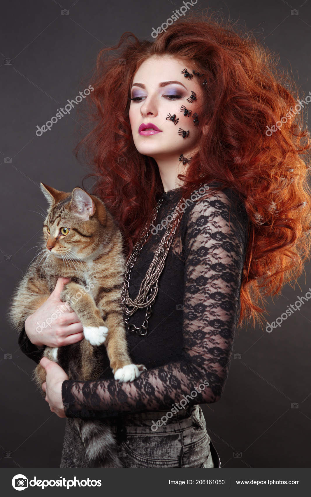 Retrato Moda Mulher Ruiva Com Aranhas Rosto Gato Listrado Nas — Foto ©  Ksenia_Pelevina #206161050