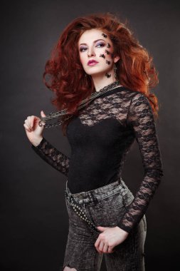 Yüz örümcekler ile Kızıl saçlı kadın.