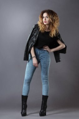 Tam büyüme glam rock tarzında kıvırcık saçlı güzel kızıl saçlı kadın