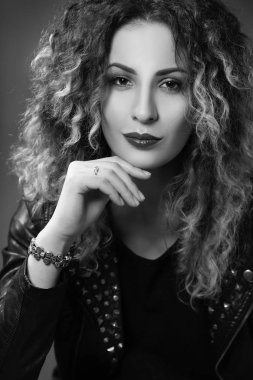siyah ve beyaz glam rock tarzında kıvırcık saçlı kadın portresi