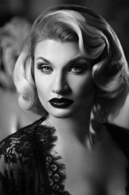dalgalı saç modeli ile zarif sarışın siyah beyaz vintage portresi