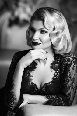dalgalı saç modeli ile zarif sarışın siyah beyaz vintage portresi