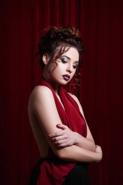 Kırmızı perdeleri arka plan üzerinde zarif kadın