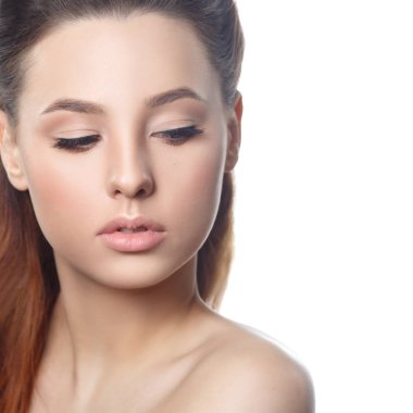 Beyaz arka plan üzerinde izole doğal makyaj güzel kız portresi.