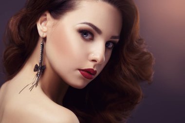 Kıvırcık saçlı kız moda güzellik portresi