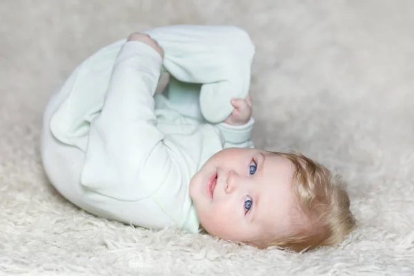 Uśmiechający Się Dziecko Leżąc Plecach Wyciągając Nogi — Zdjęcie stockowe