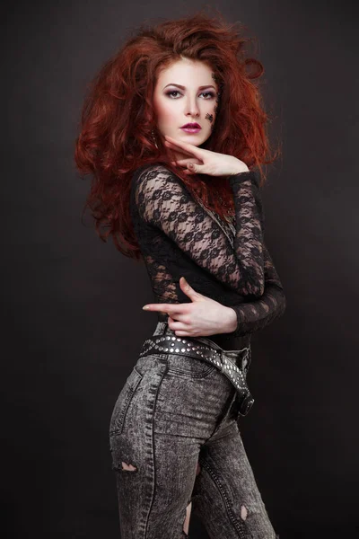 Yüz örümcekler ile Kızıl saçlı kadın.