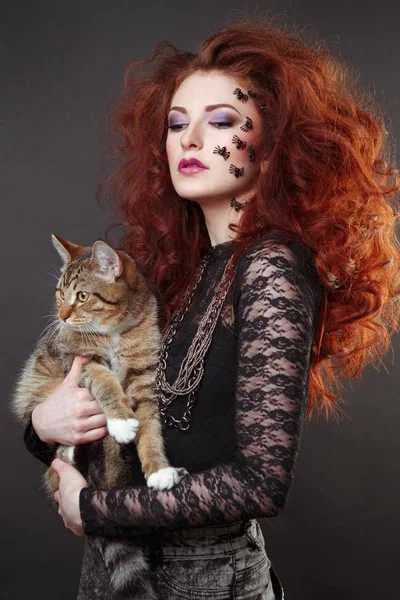 Retrato Moda Mulher Ruiva Com Aranhas Rosto Gato Listrado Nas — Fotografia de Stock