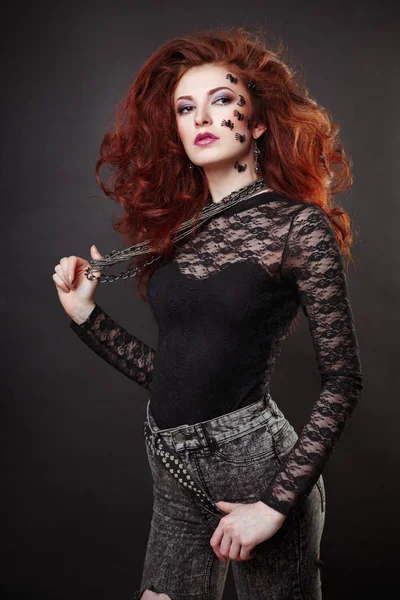 Yüz örümcekler ile Kızıl saçlı kadın.