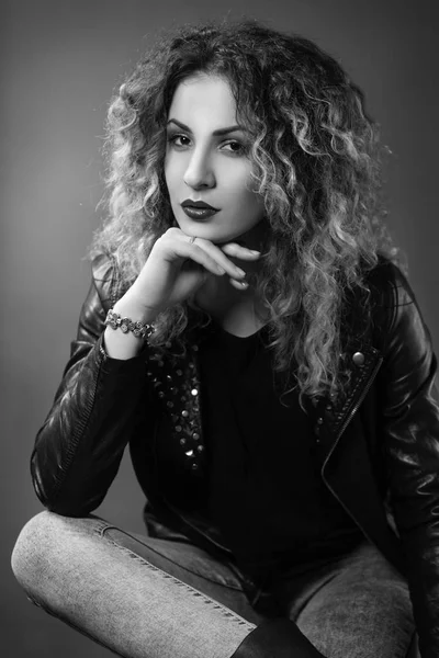 Retrato Blanco Negro Mujer Con Pelo Rizado Estilo Glam Rock — Foto de Stock