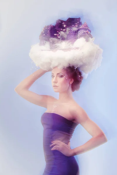 Струнка Жінка Щільній Сукні Замком Голові Тумані — стокове фото