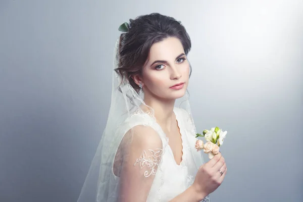 Retrato Novia Sonriente Con Peinado Elegante Maquillaje Sobre Fondo Gris — Foto de Stock