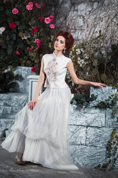 豪华新娘在神秘花园里流动的礼服 — 图库照片